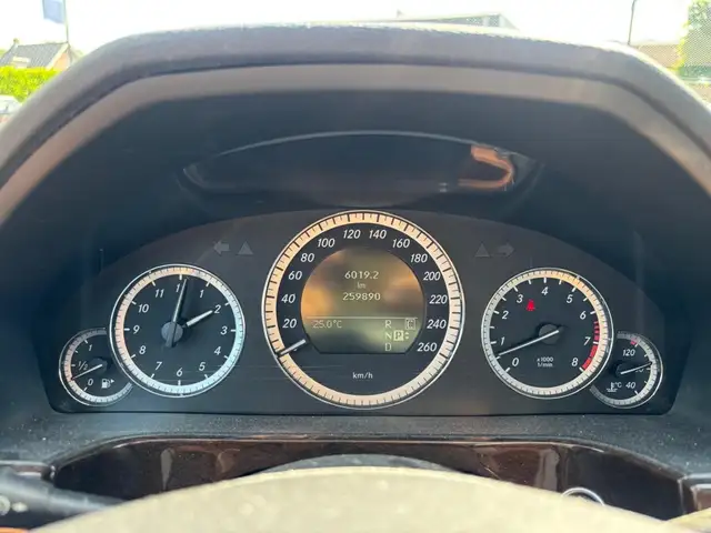 Mercedes-Benz E-Class view 9
