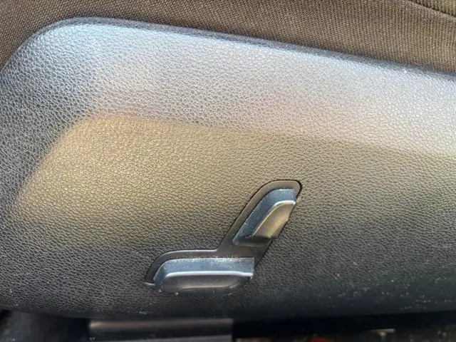 Mercedes-Benz E-Class view 12
