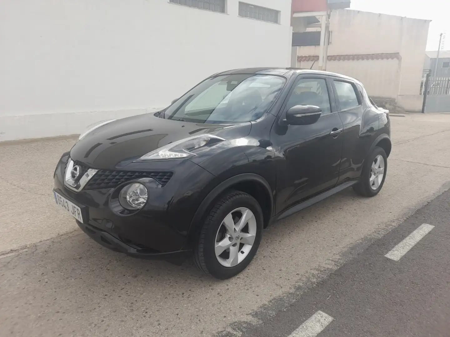 Nissan Juke 1.6 Visia 4x2 94 Zwart - 1