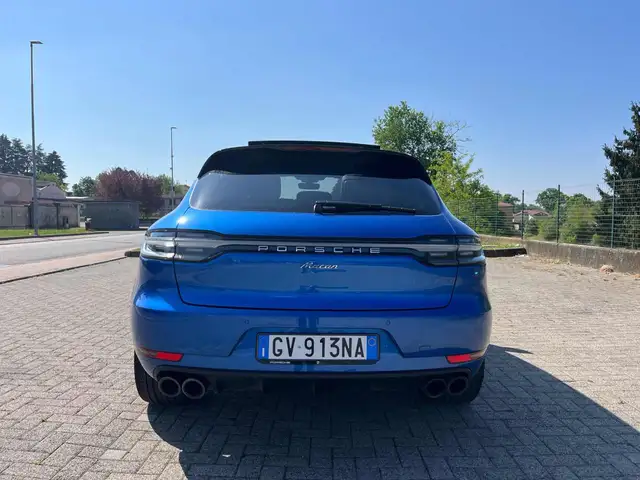 Porsche Macan view 4