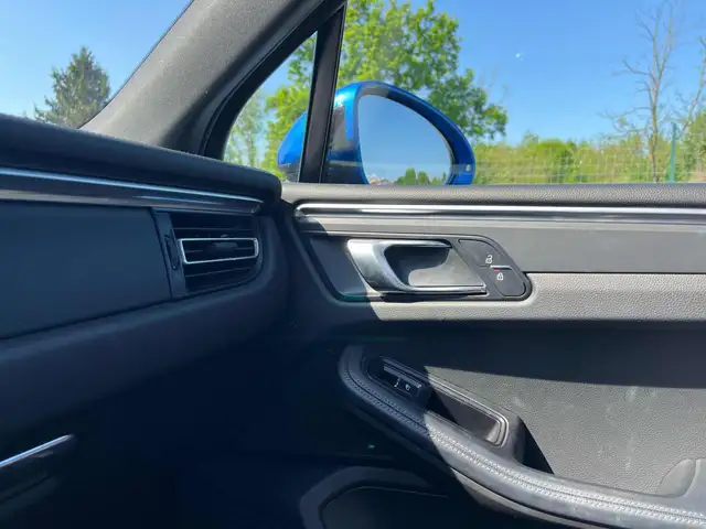 Porsche Macan view 12