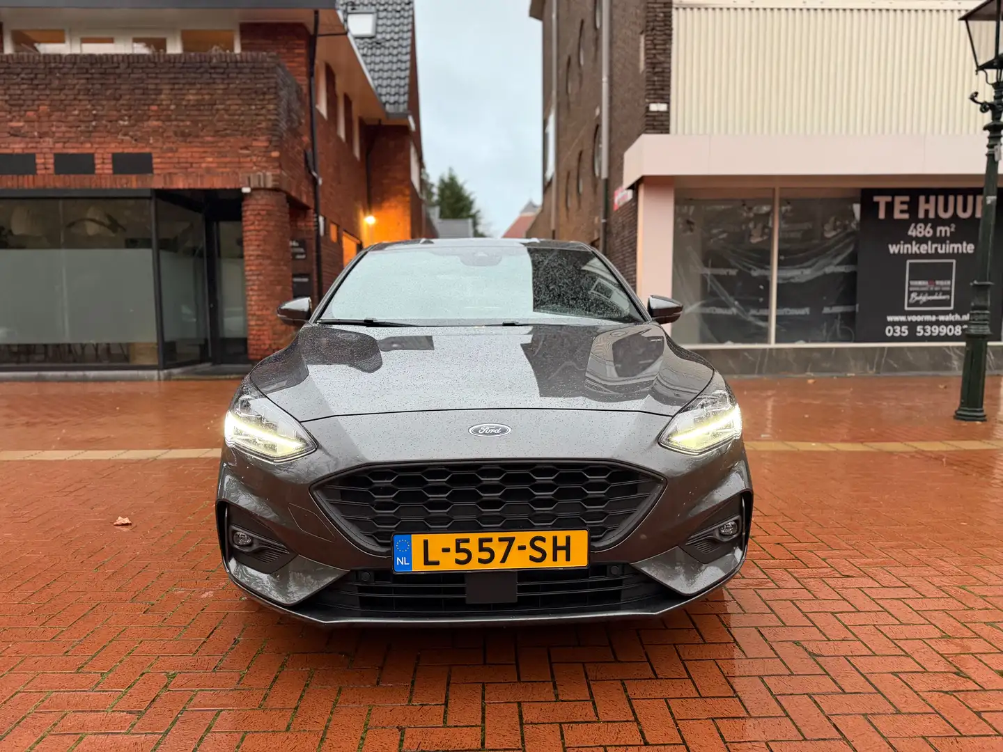 Ford Focus 1.5 EcoB. ST Line Business Grijs - 2