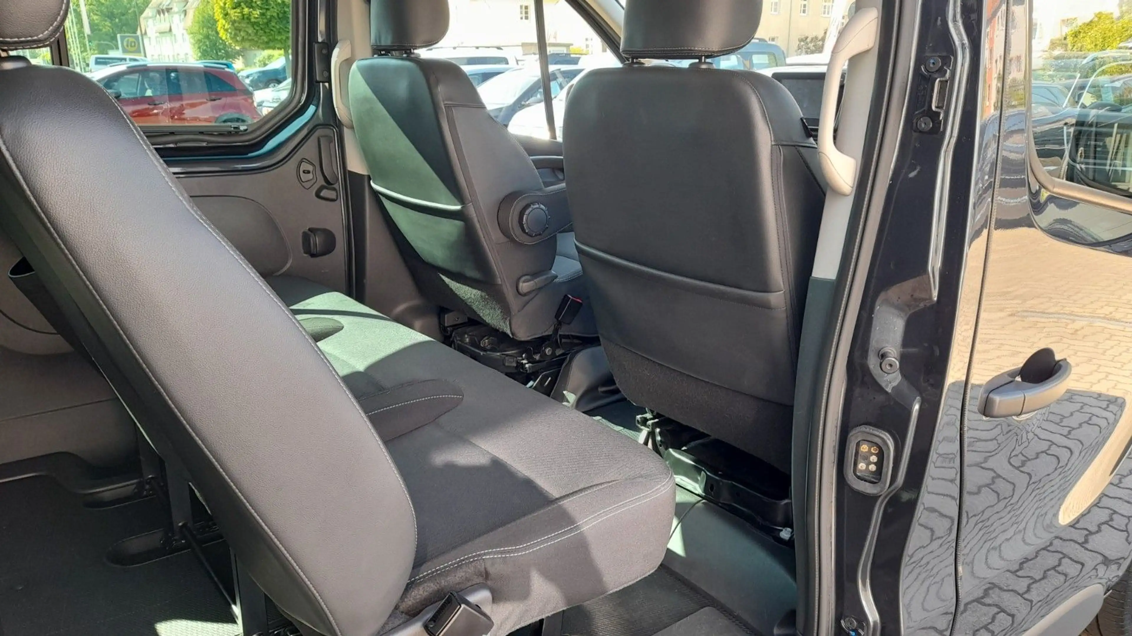 Nissan Primastar Kombi L2H1 3,0t Tekna 8 Sitzer — photo 9