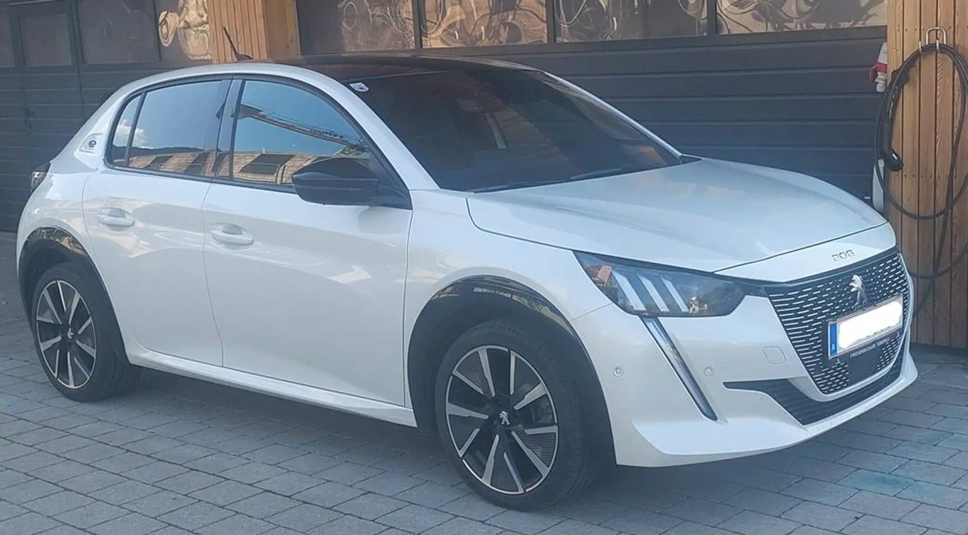 Peugeot 208 e-208 GT Pack, Garantie bis 04/2027 Weiß - 1