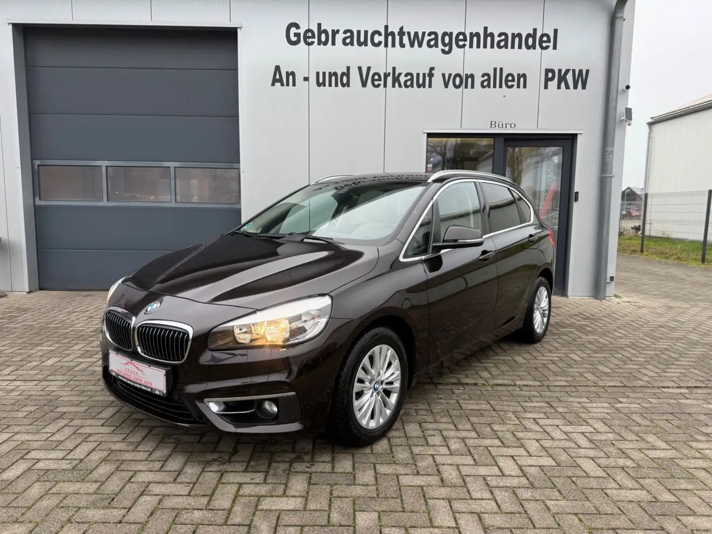 BMW 218 Active Tourer 218i LuxuryLine*RFK*NAVI*LEDER*AHK Braun - 1