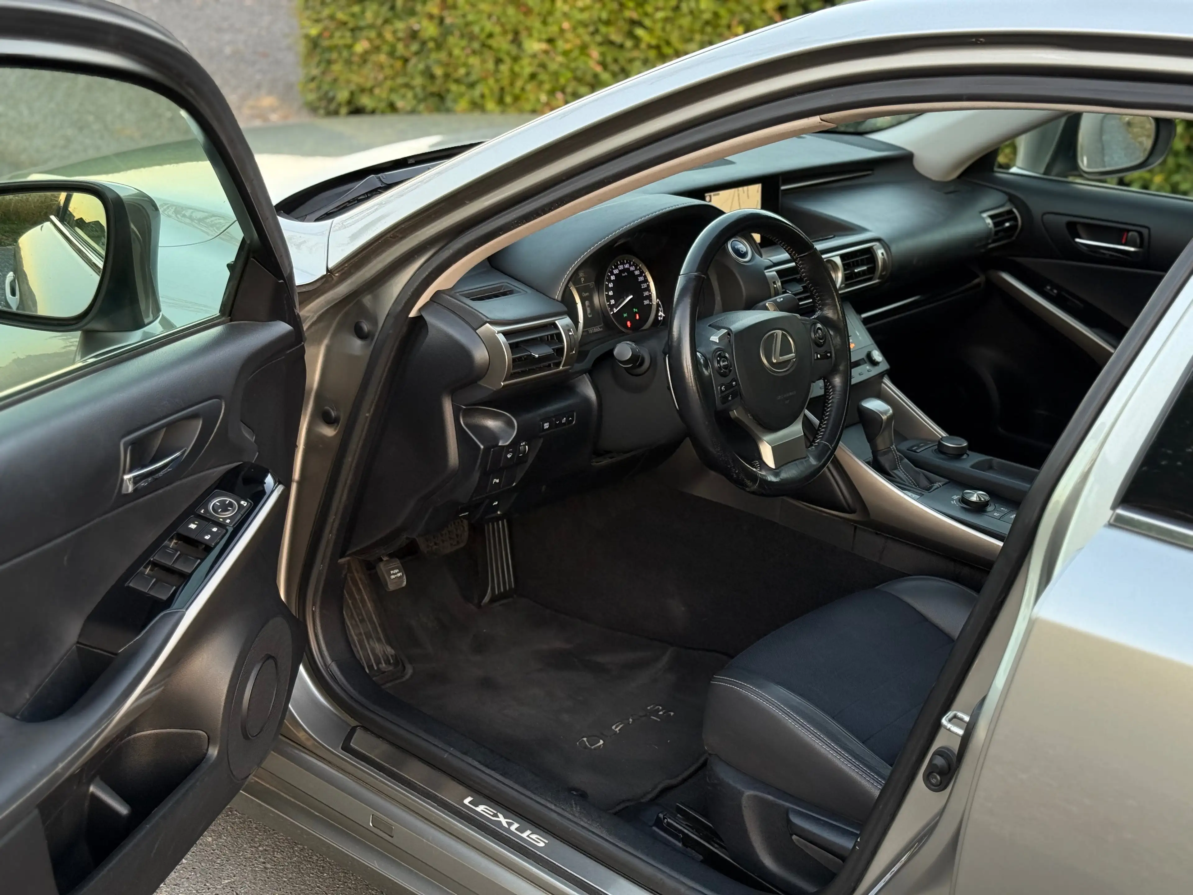 Lexus IS 300 IS 300h 2.5i Business Edition E-CVT — photo 12