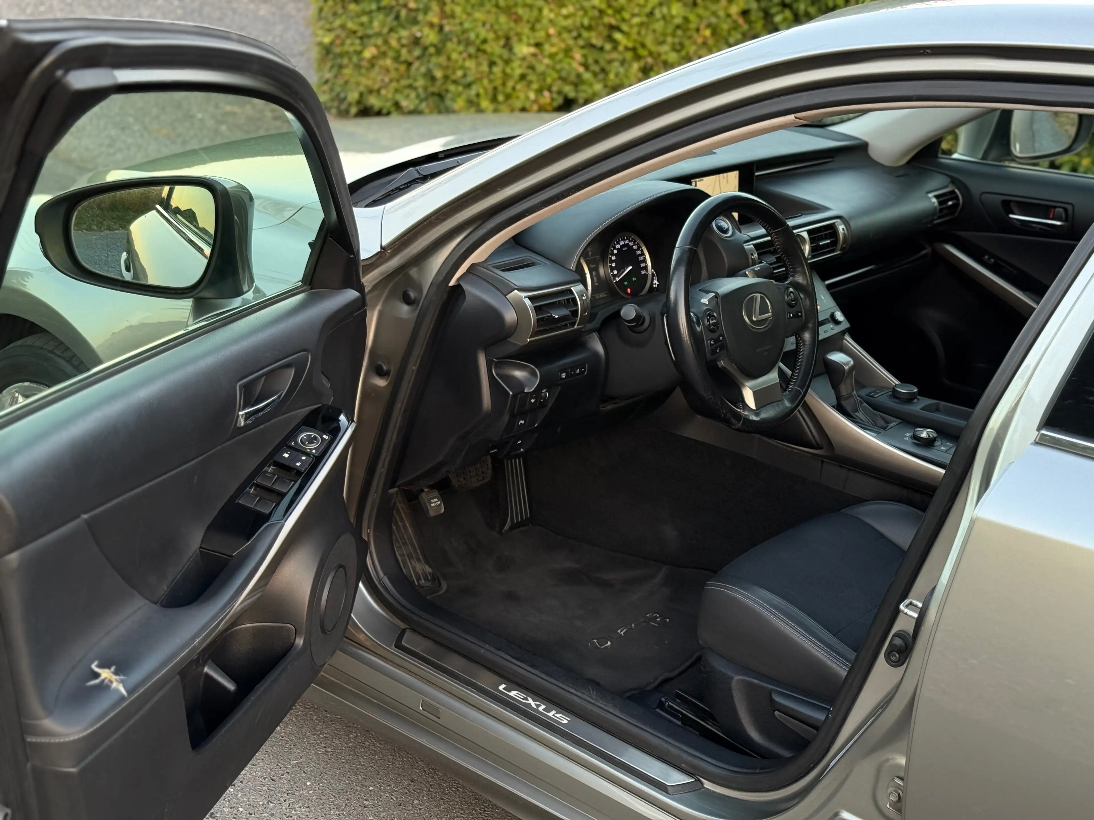 Lexus IS 300 IS 300h 2.5i Business Edition E-CVT — photo 11