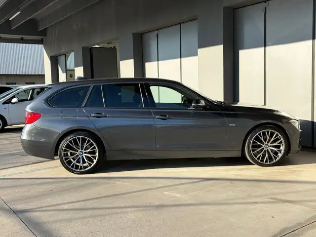 BMW 3 Series view 5