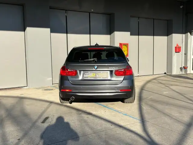 BMW 3 Series view 4