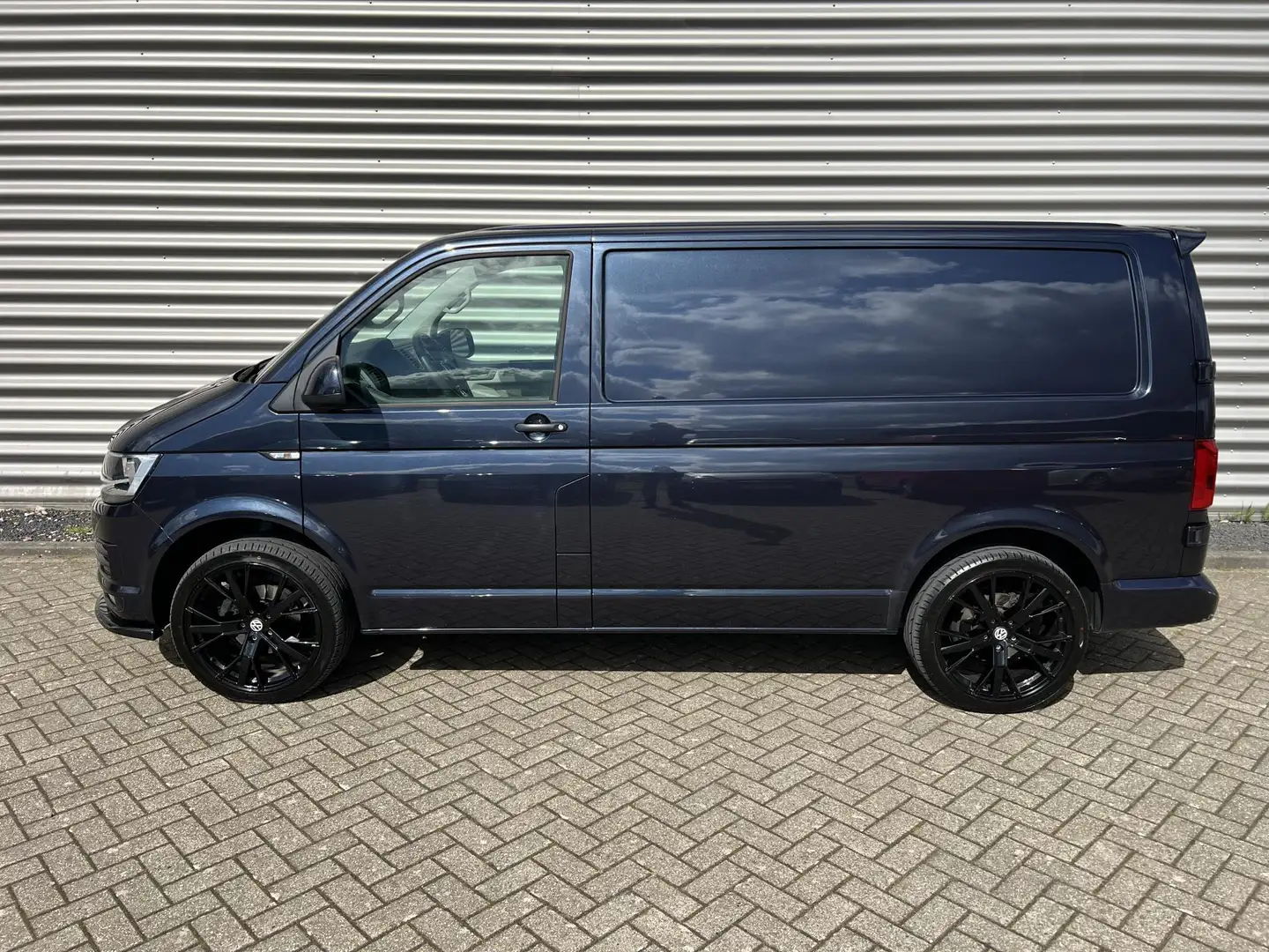 Volkswagen T6 Transporter 2.0 TDI L1H1 Highline DSG Blauw - 2