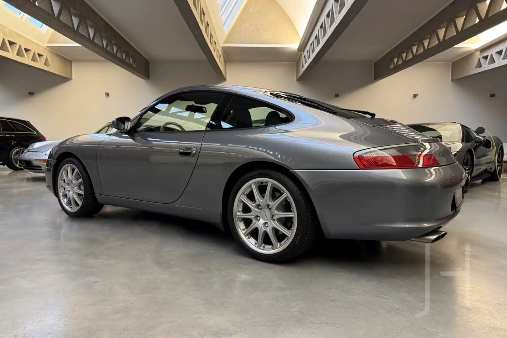 Porsche 996 911 Carrera 4 Coupe Grau - 2