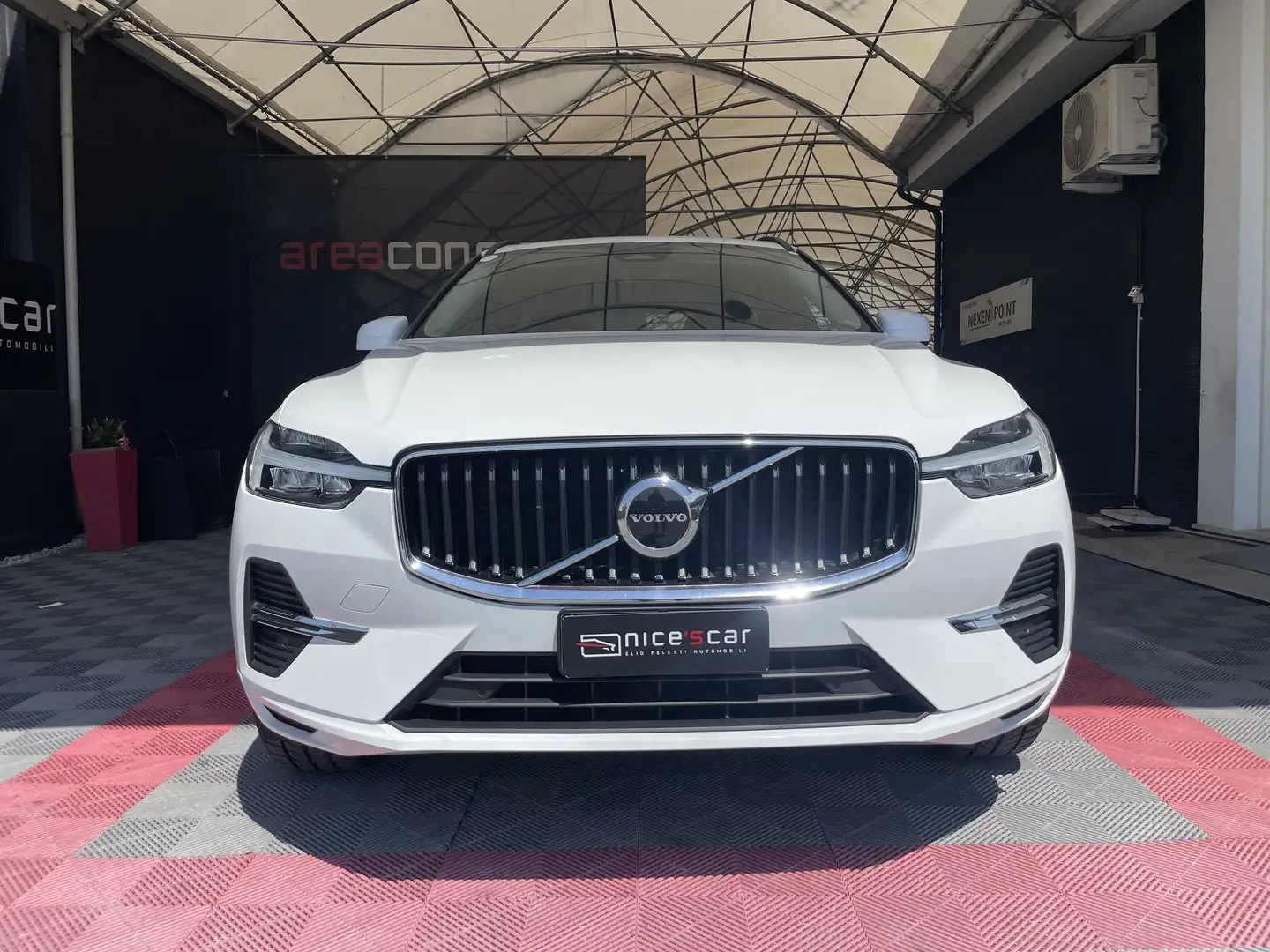 Volvo XC60 B4 (d) AWD automatico Momentum Sport Utility Bianco - 2