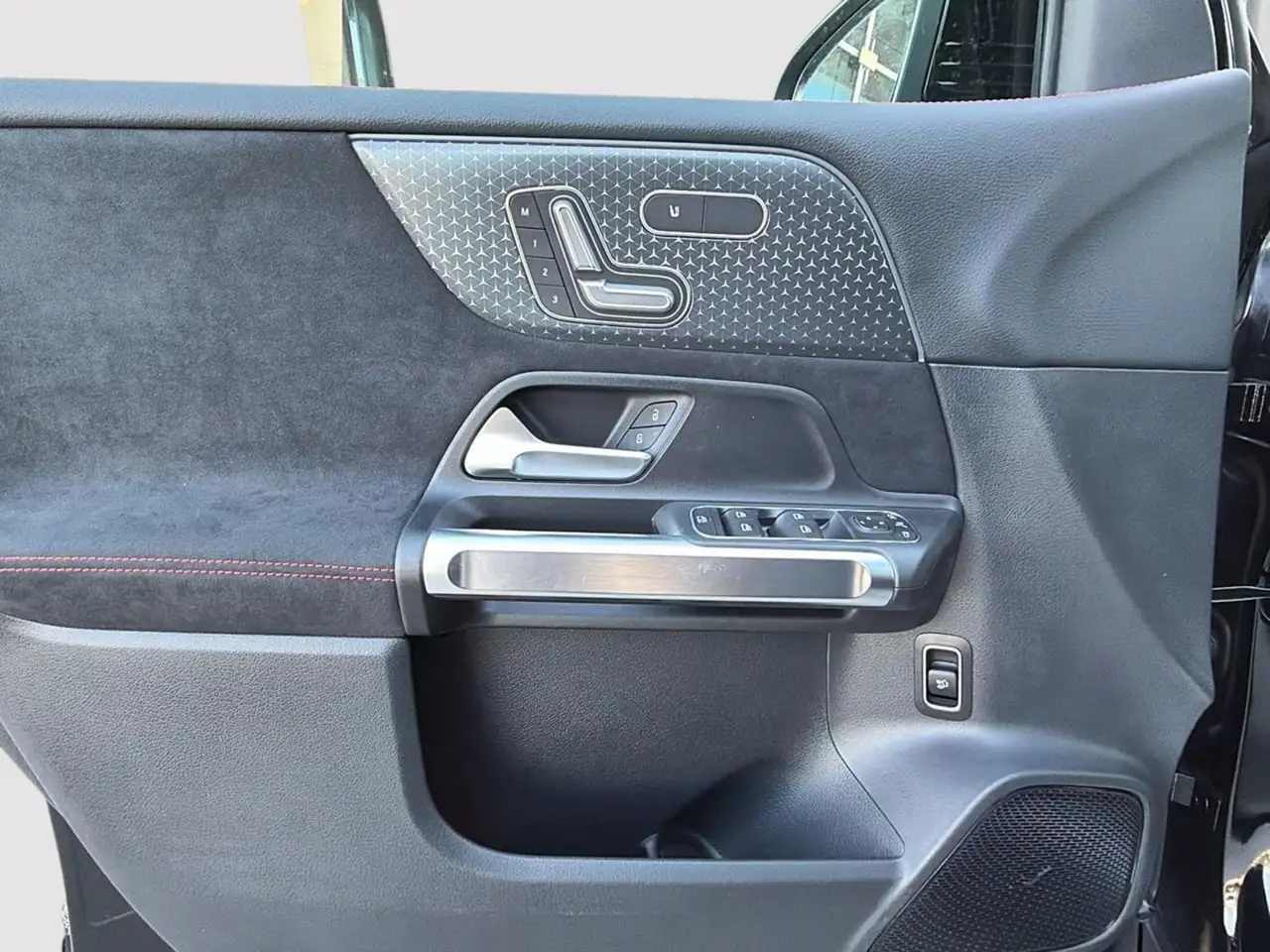 Mercedes-Benz GLB снимка Mercedes-Benz GLB