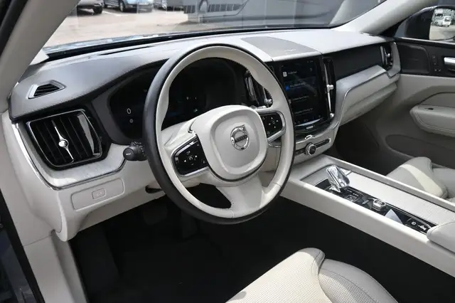 Volvo XC60 view 9