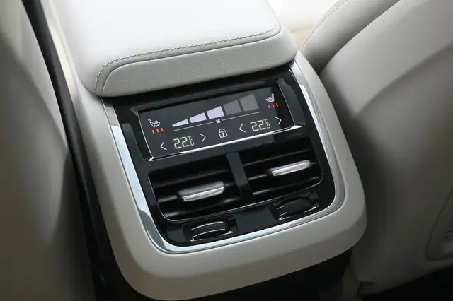 Volvo XC60 view 16