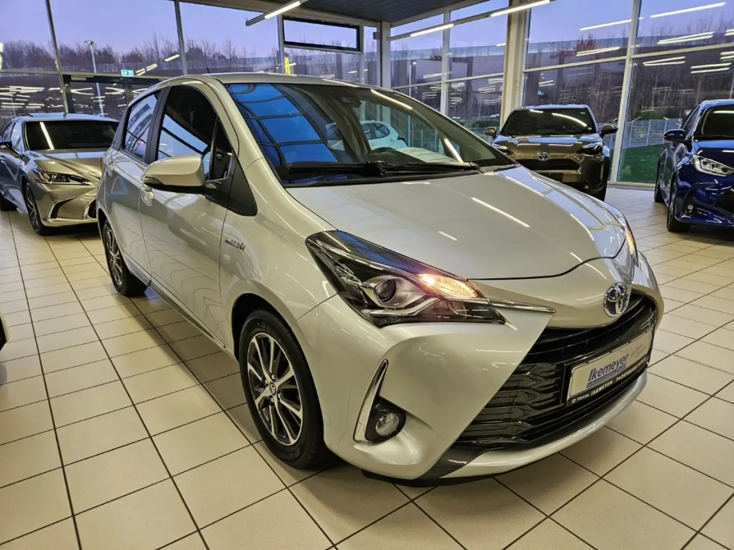 Toyota Yaris Hybrid Y20 Club Klimaautomatik Rückfahrkamera Aluf Silber - 2