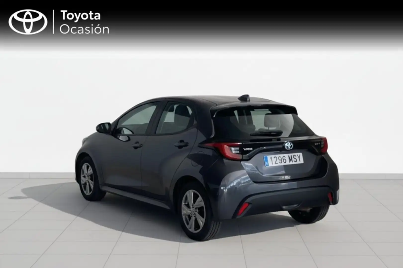 Toyota Yaris 120H Active Plus Gris - 2