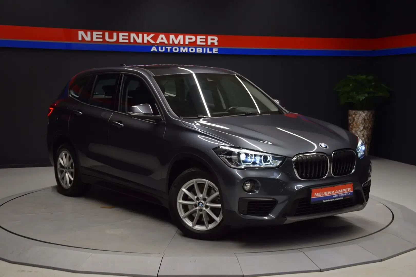 BMW X1 xDrive 20 d Advantage Navi LED PDC 1.Hand Grau - 1