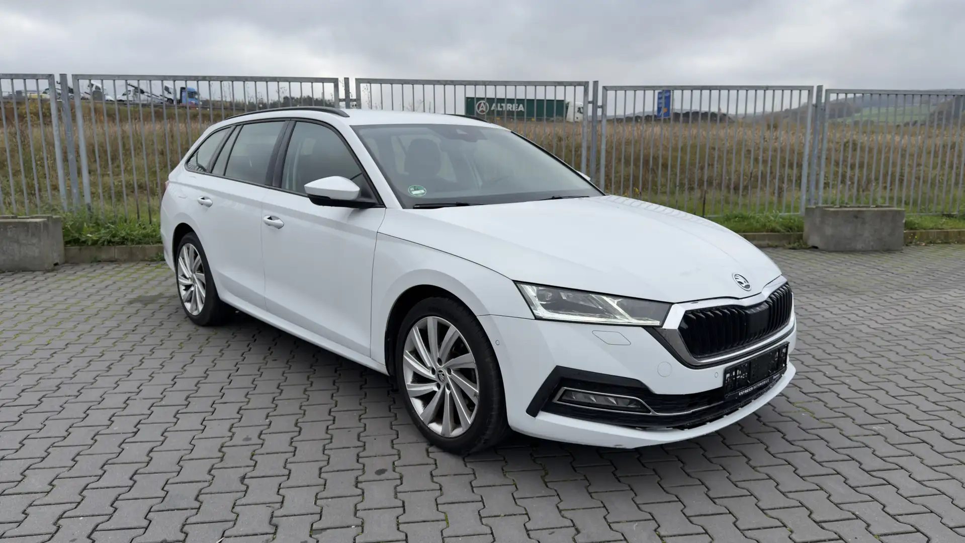 Skoda Octavia 2.0 TDI DSG Style Navi Kamera Canton LED Weiß - 1