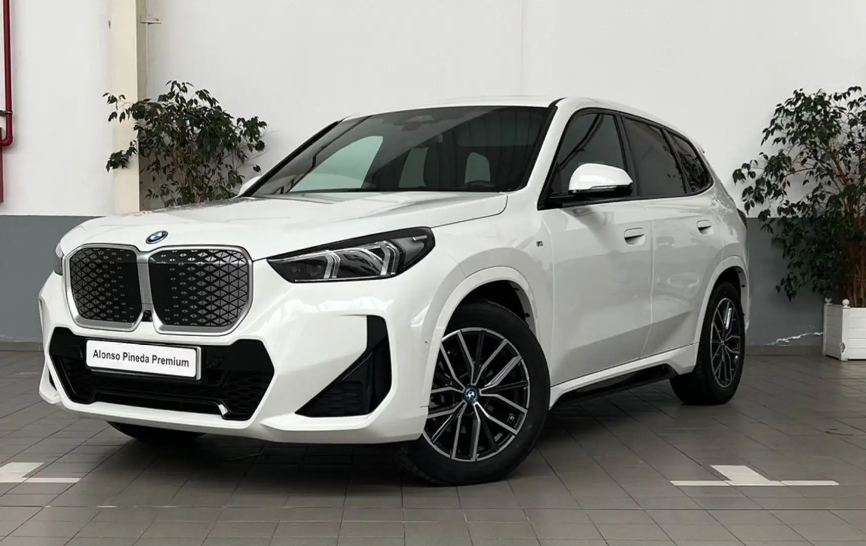 BMW iX1 eDrive20 M Sport Alb - 1