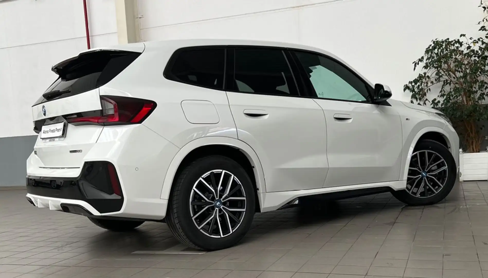 BMW iX1 eDrive20 M Sport Alb - 2