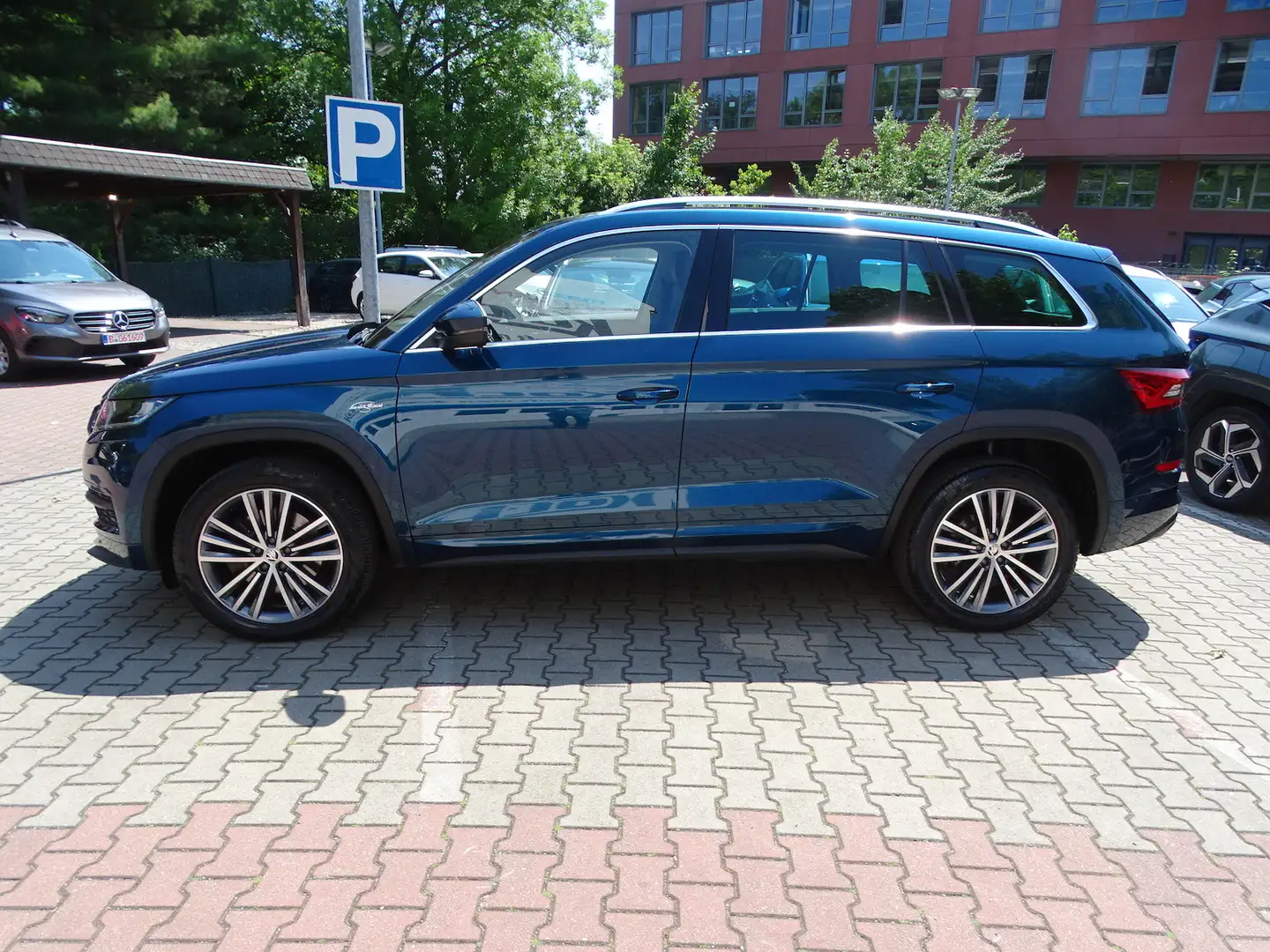 Skoda Kodiaq 2.0 TDI L & K L& K 4x4 7 Sitzer Automatik Leder Modrá - 2