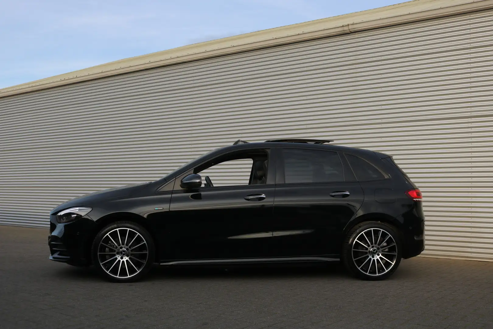 Mercedes-Benz B 250 e AMG Pakket AMG NightPakket (Panodak Sportleder C Zwart - 2