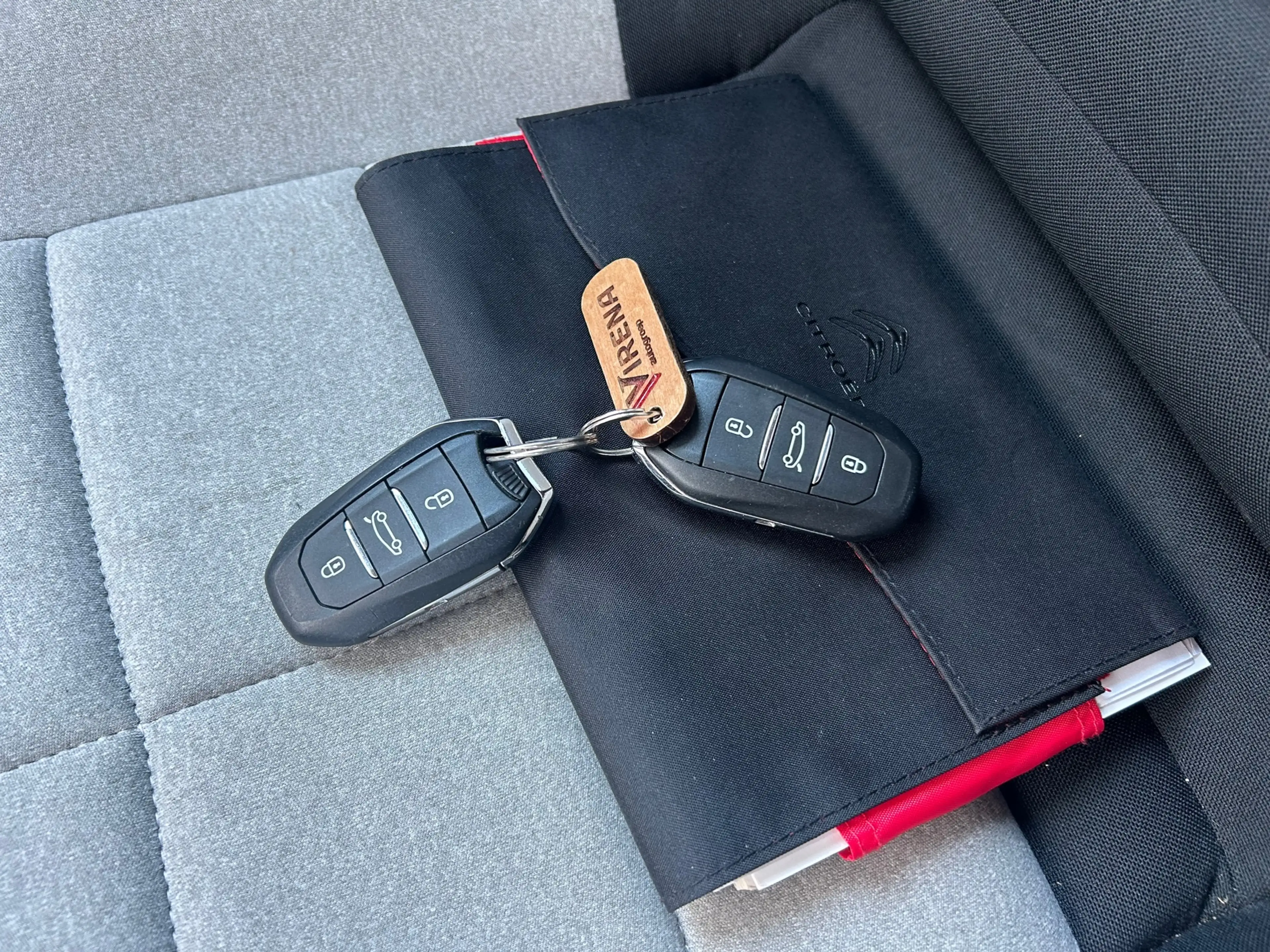 Citroen C4 Cactus 1.2 PureTech Shine — photo 15