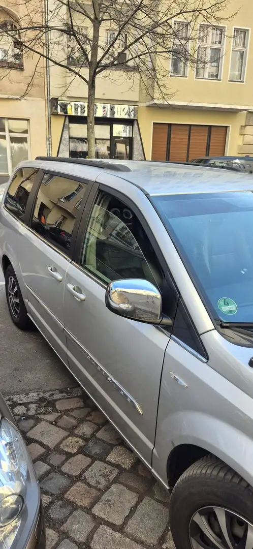 Chrysler Town & Country Silber - 1