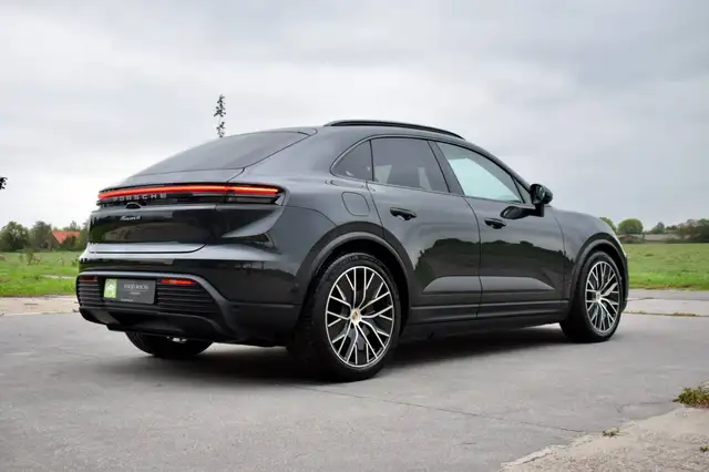Porsche Macan view 5