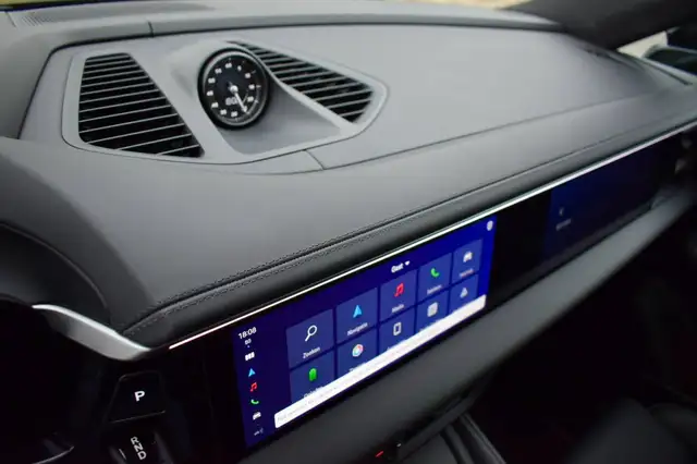 Porsche Macan view 19