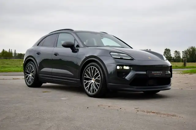 Porsche Macan view 6
