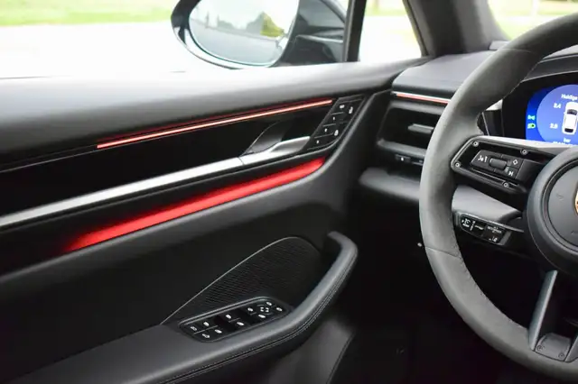 Porsche Macan view 13