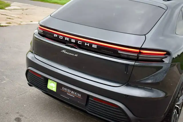 Porsche Macan view 8