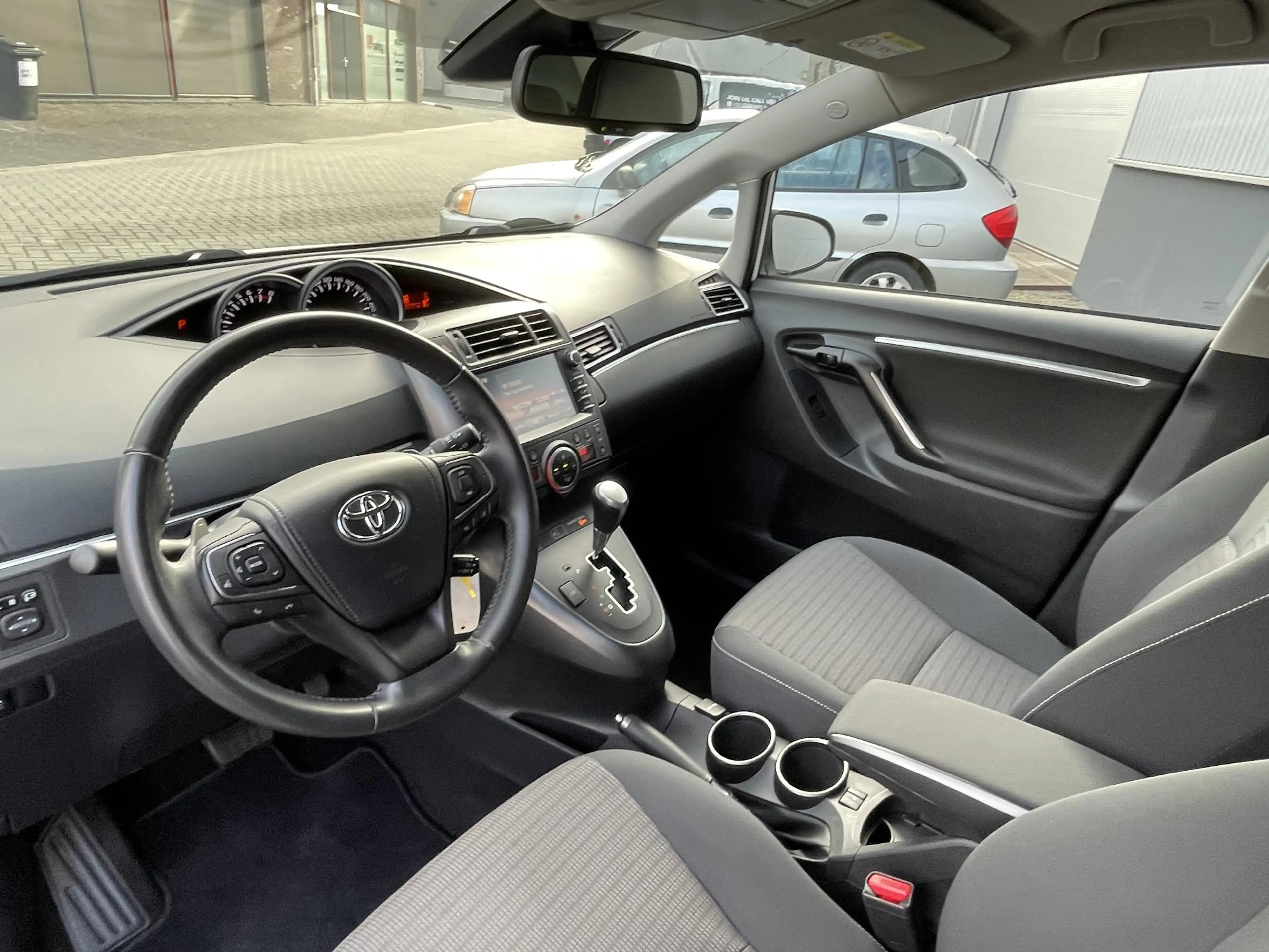 Toyota Verso 1.8 VVT-i SkyView Edition , Automaat, Trekhaak — photo 4