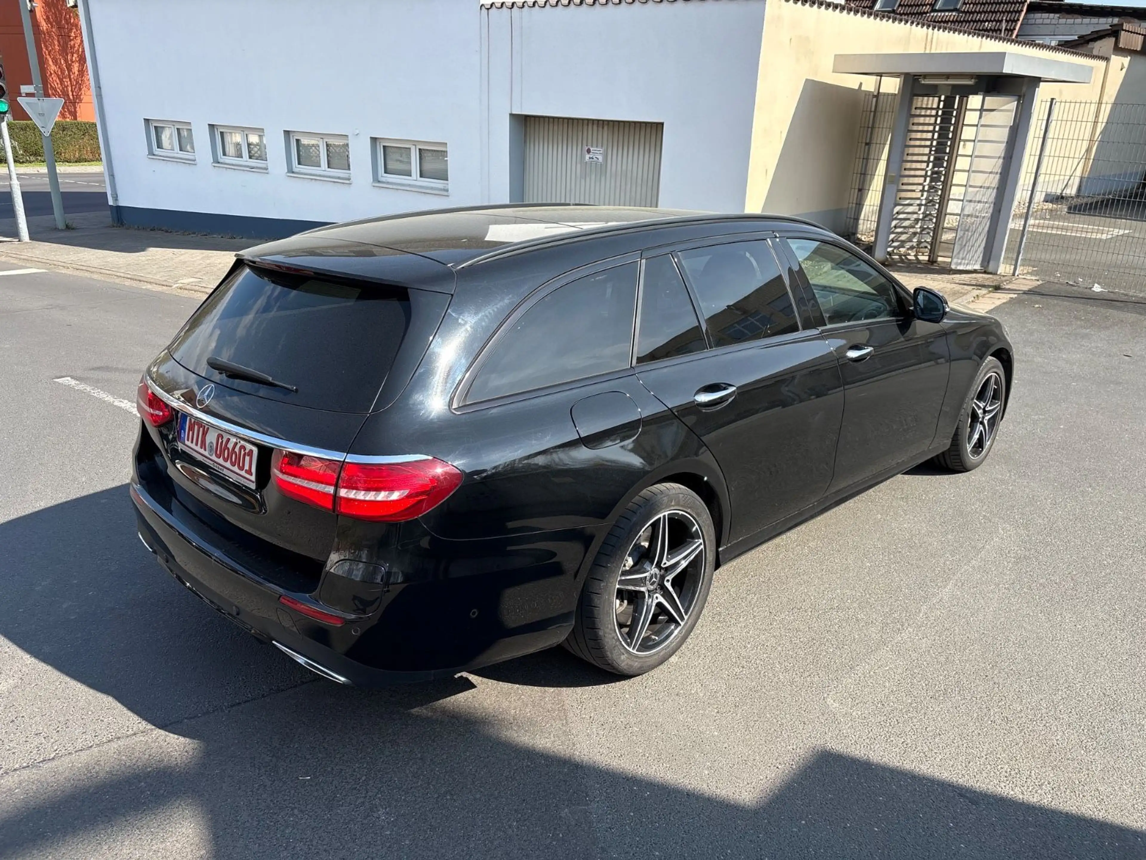 Mercedes-Benz E 300 dE T-Modell dE 300 de AMG LIne Voll Panora — photo 3