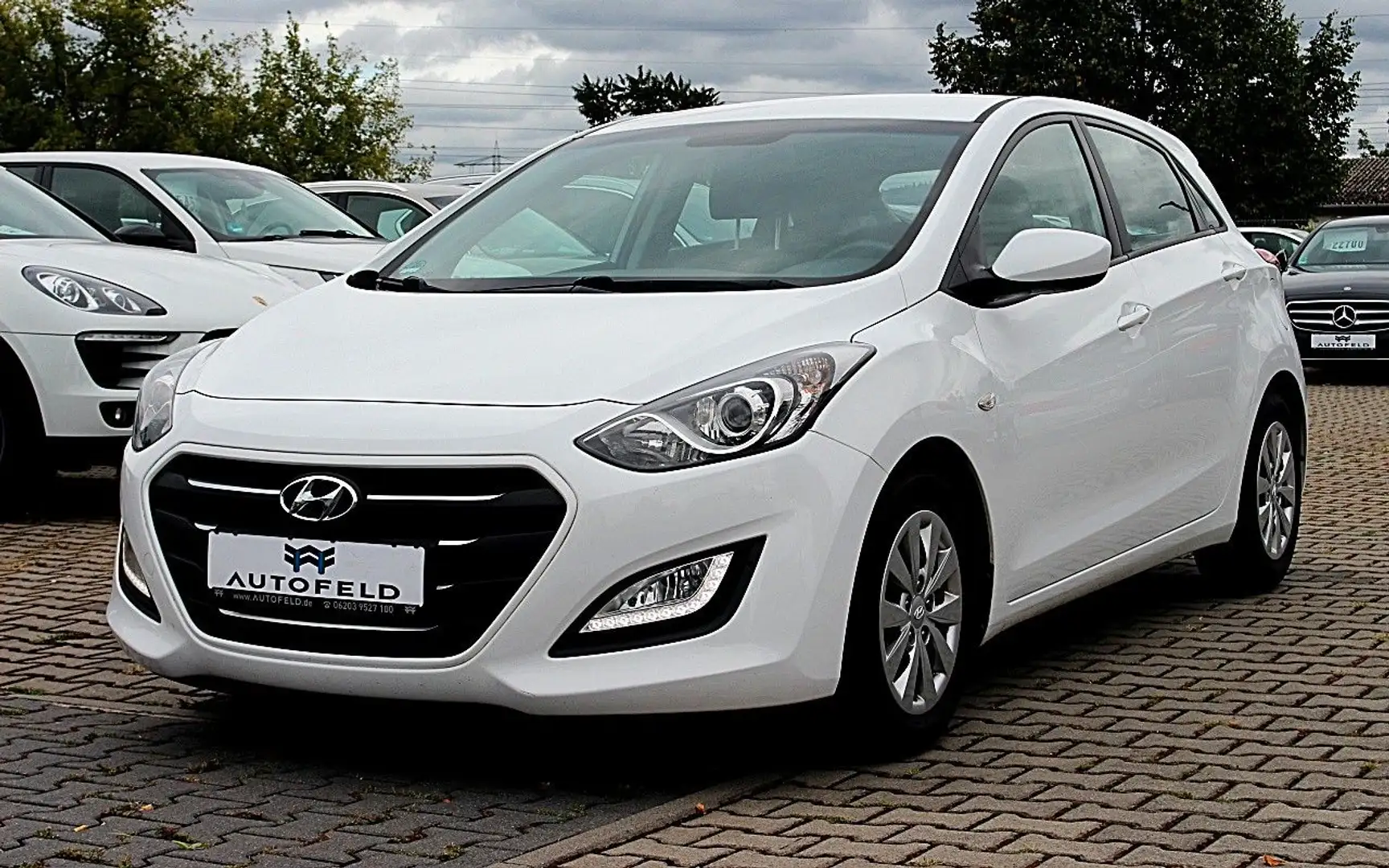 Hyundai i30 1.6 CRDi/VOLL SHEFT/KLIMA/ALLWETTER/PDC/ Weiß - 1