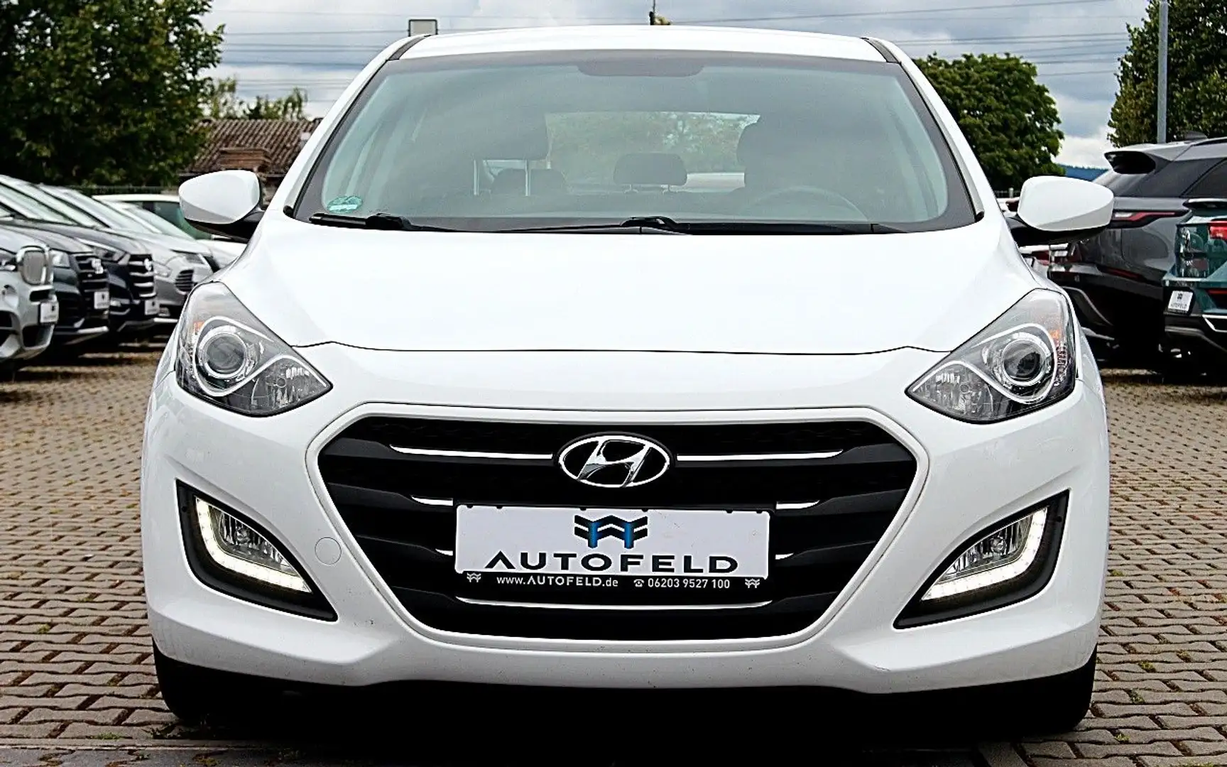 Hyundai i30 1.6 CRDi/VOLL SHEFT/KLIMA/ALLWETTER/PDC/ Weiß - 2