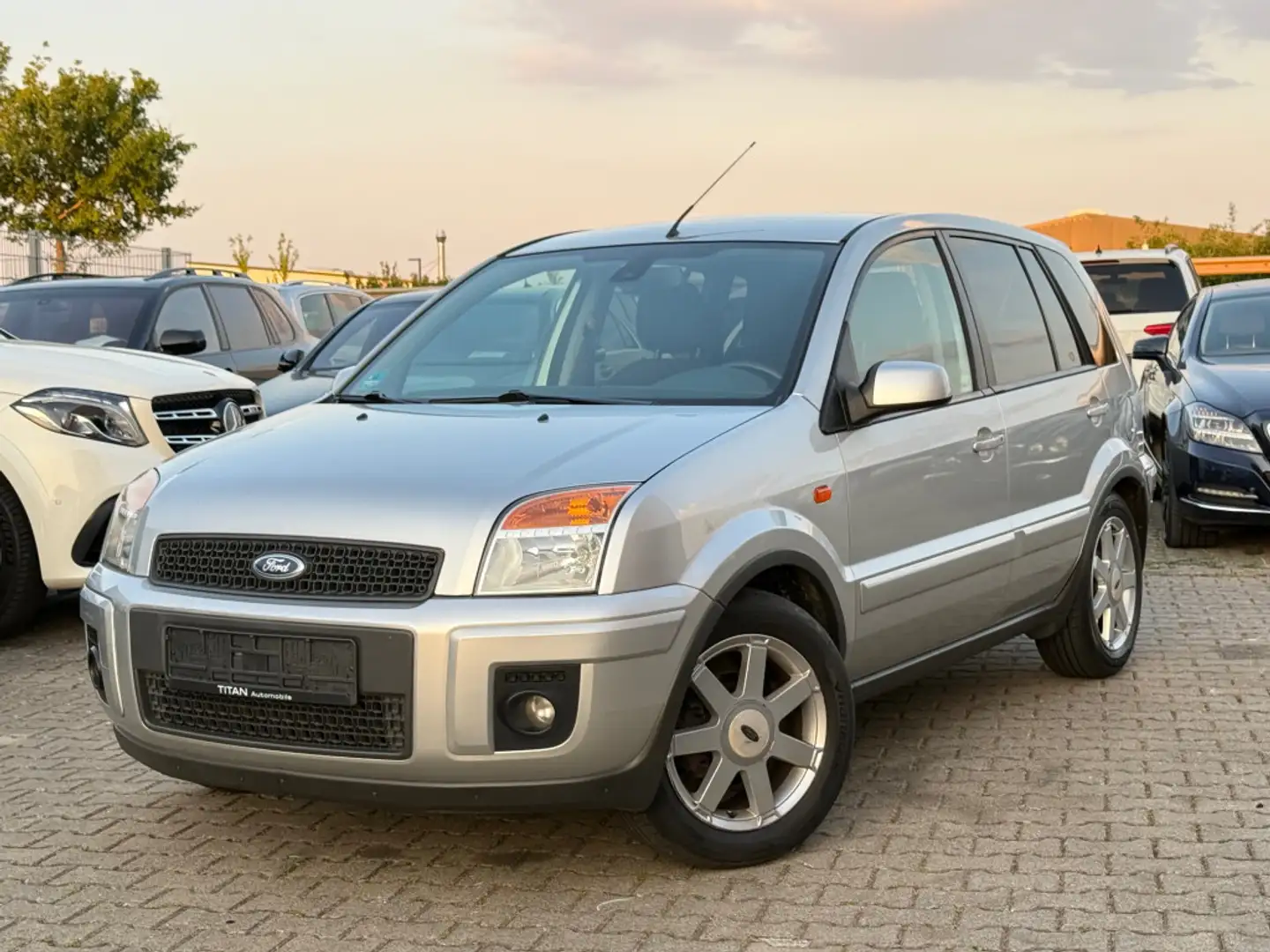 Ford Fusion +Style 1.4 TDCi TÜV neu ZV Radio-CD Klima Silber - 1