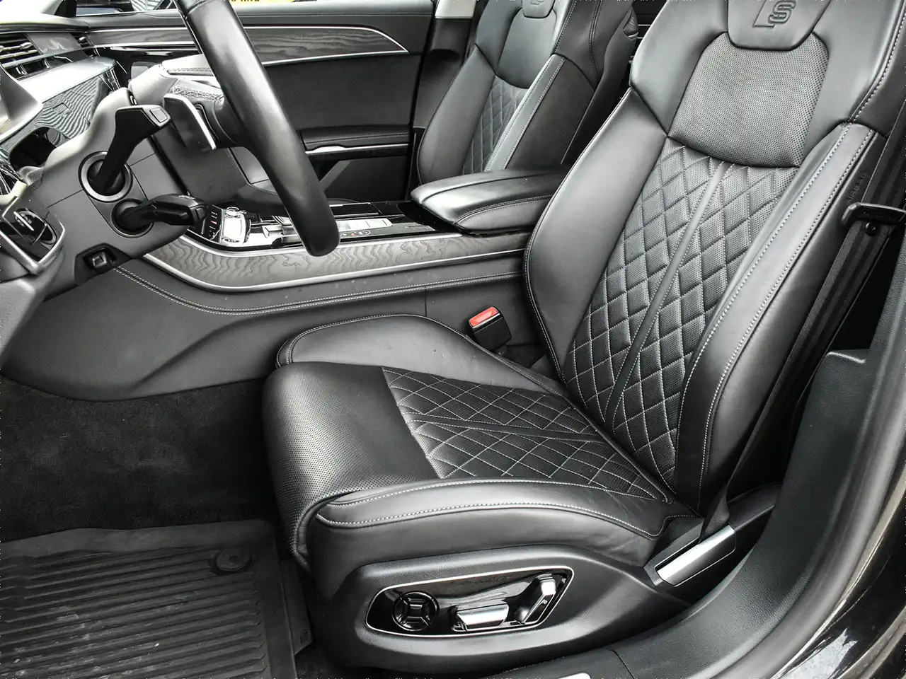 Audi A8 снимка Audi A8