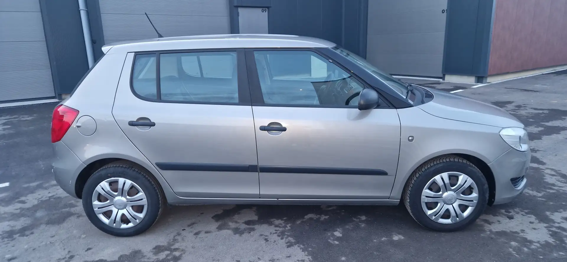 Skoda Fabia Fabia 1.2 CR TDi 75ch Plateado - 2