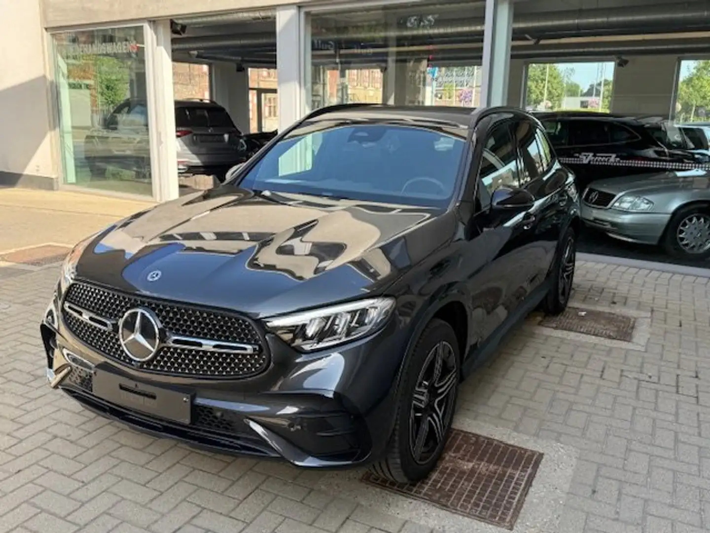 Mercedes-Benz GLC 300 GLC 300 e 4Matic 9G-TRONIC Edition AMG Line Grijs - 2