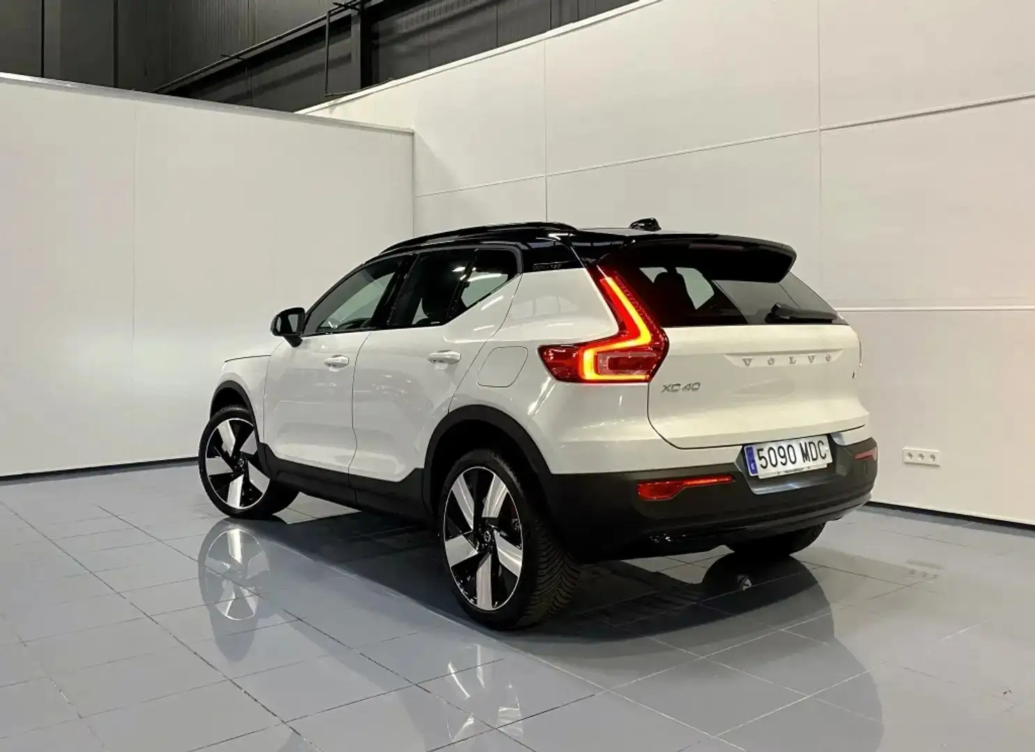 Volvo XC40 P8 Recharge Plus Twin Eléctrico Puro AWD 408 Bílá - 2