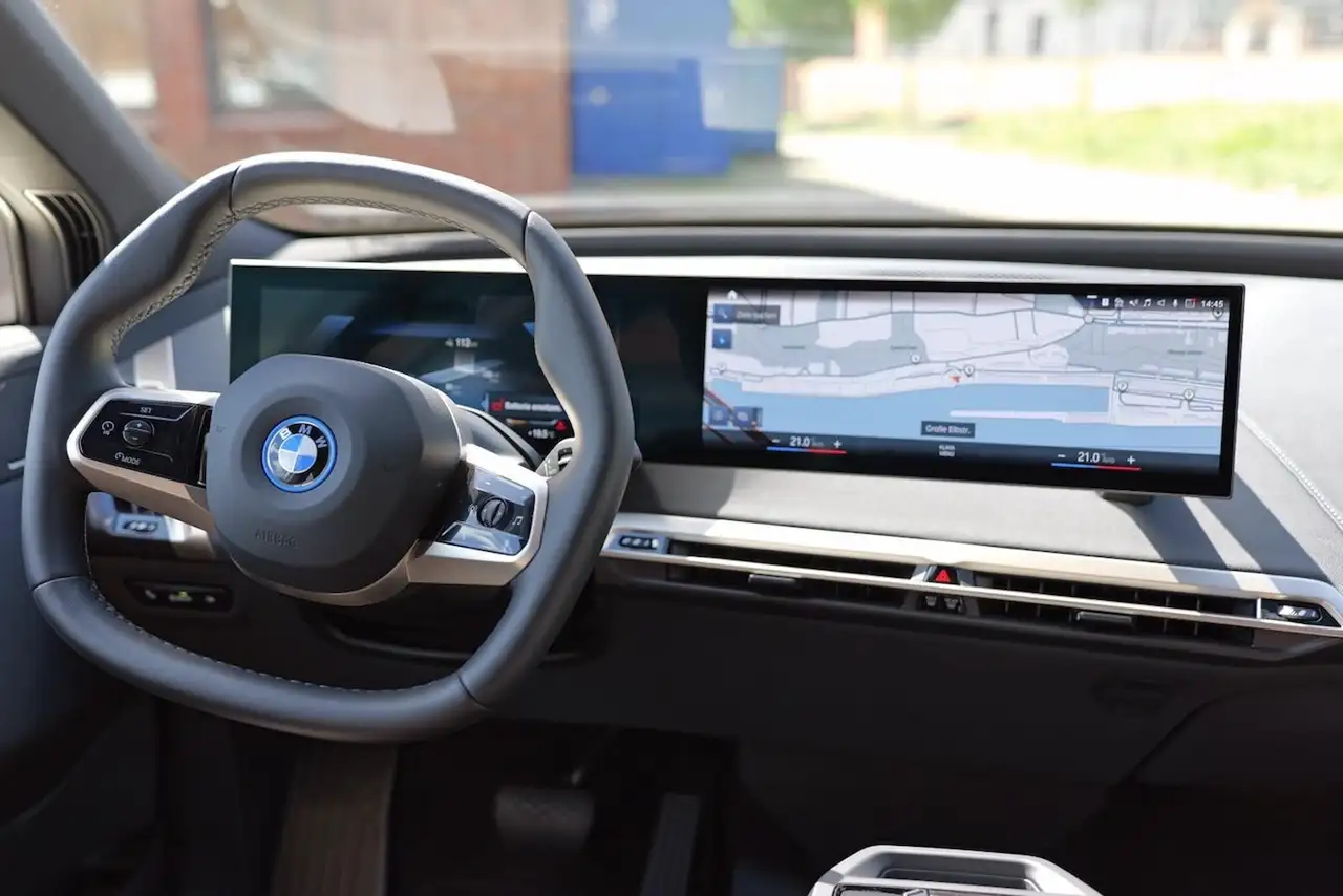 BMW iX 40 XDrive Panorama-Glasdach – Foto 7