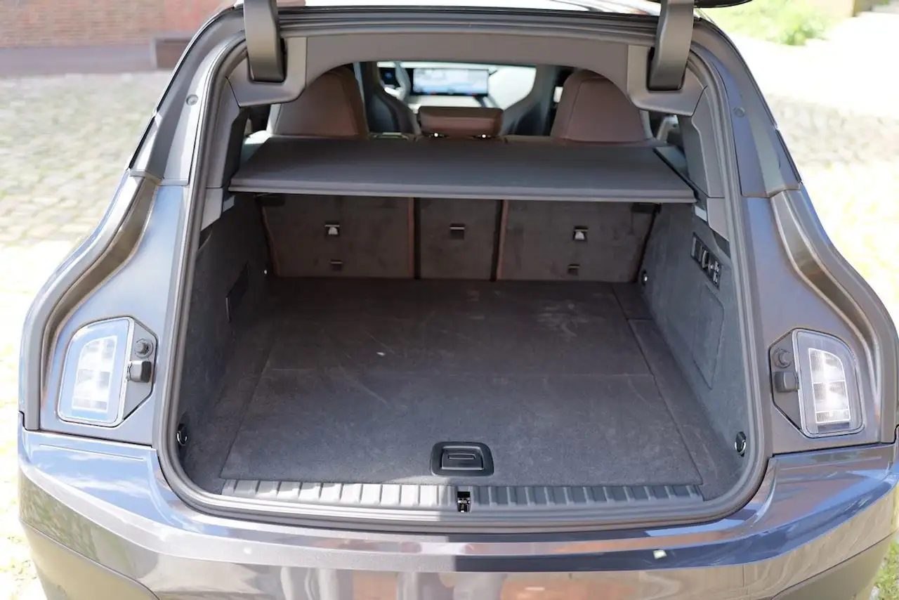 BMW iX 40 XDrive Panorama-Glasdach – Foto 11