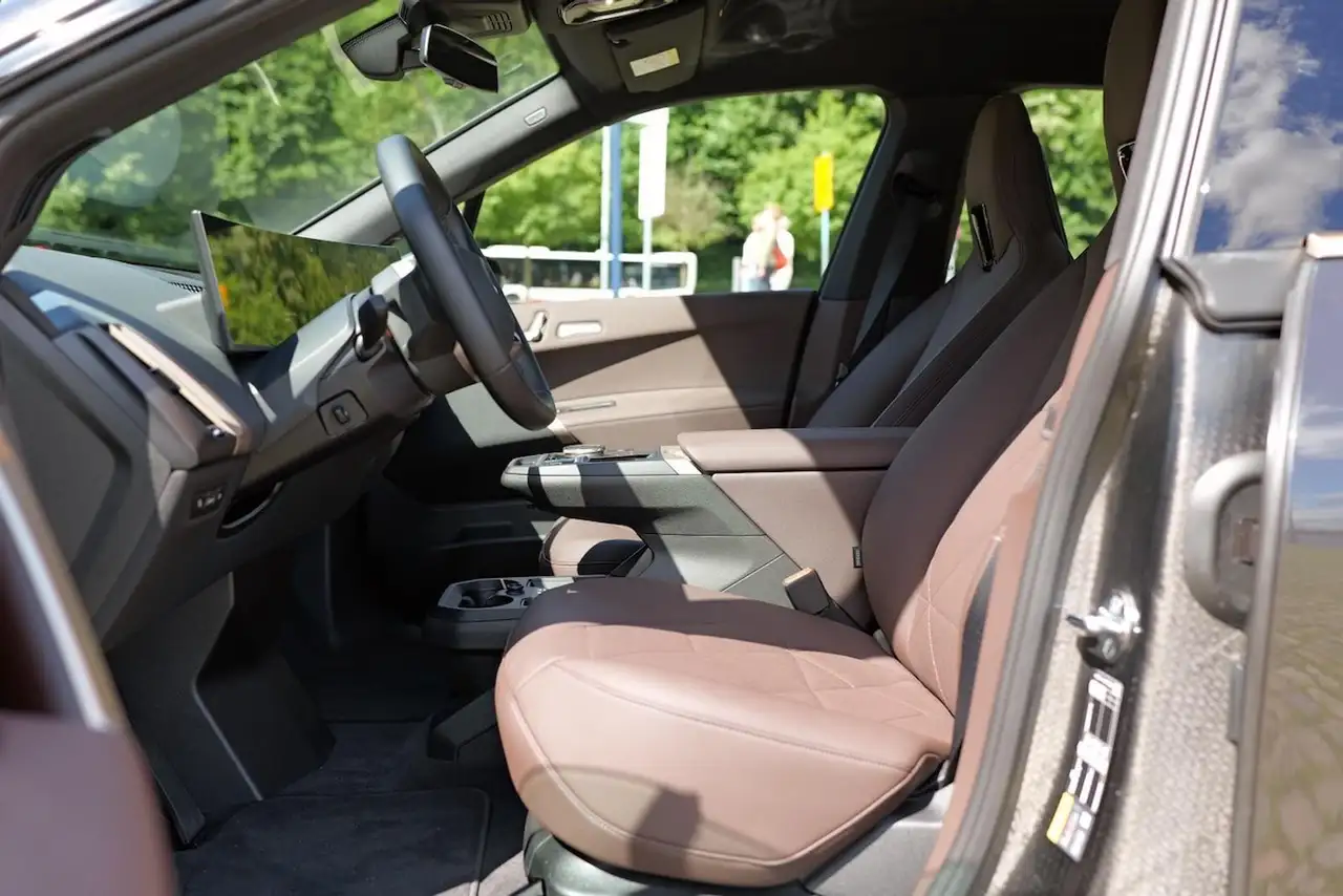 BMW iX 40 XDrive Panorama-Glasdach – Foto 8