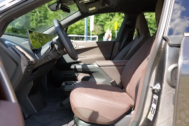 BMW iX 40 XDrive Panorama-Glasdach – Foto 8