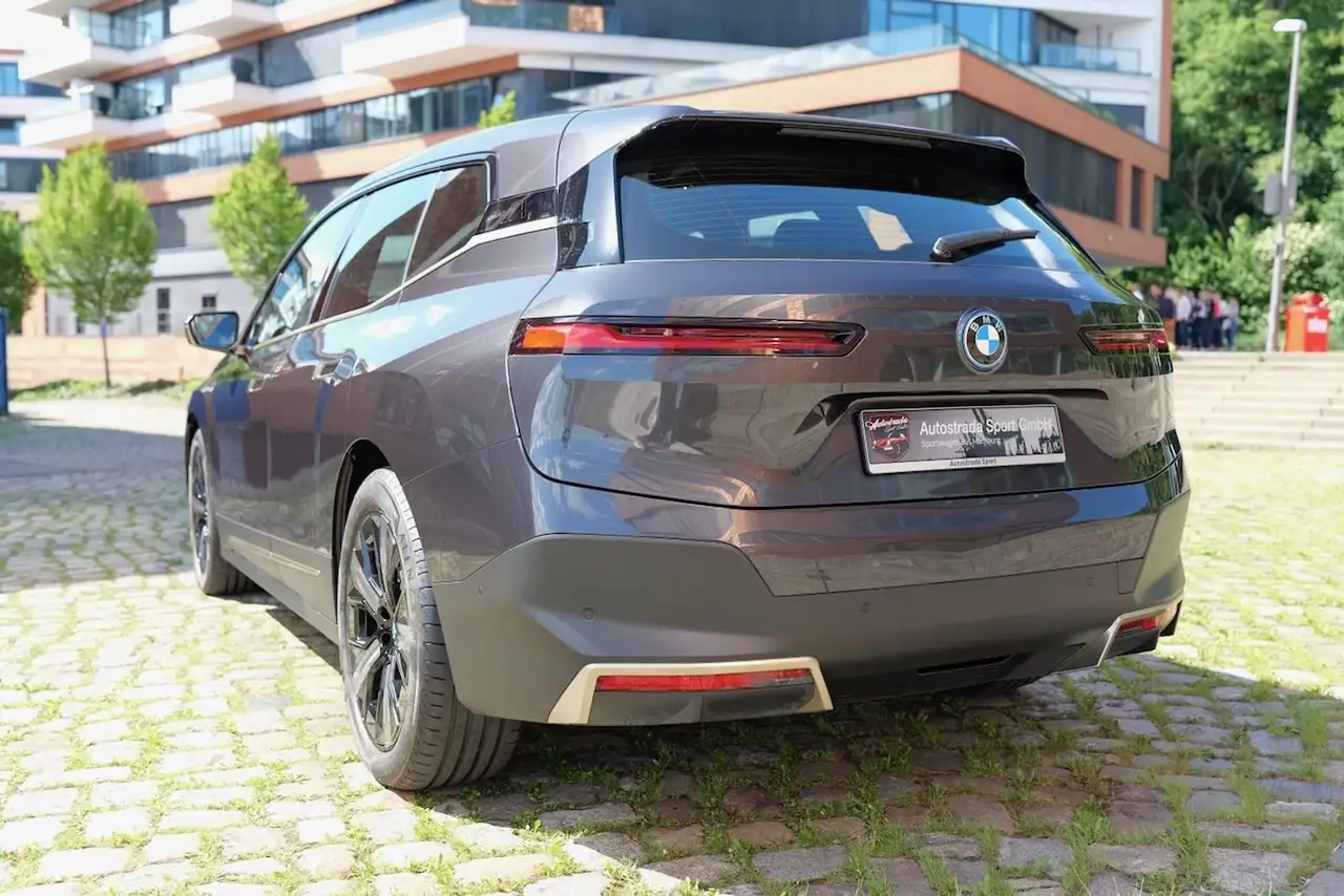 BMW iX 40 XDrive Panorama-Glasdach – Foto 6