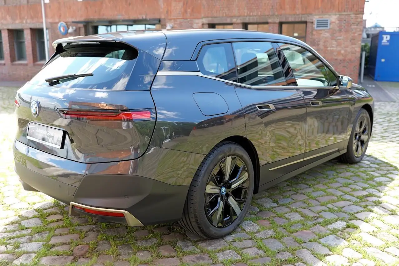 BMW iX 40 XDrive Panorama-Glasdach – Foto 5