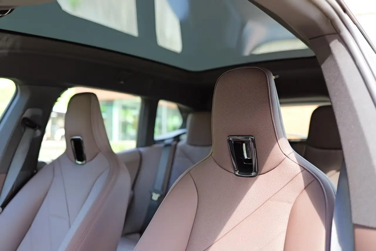 BMW iX 40 XDrive Panorama-Glasdach – Foto 9